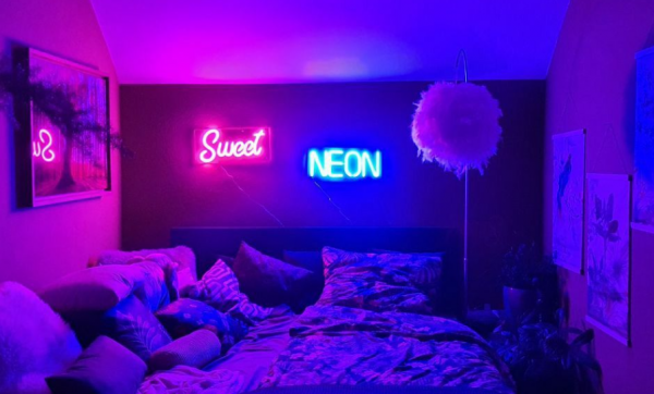 Warna-warna neon yang menciptakan nuansa energik